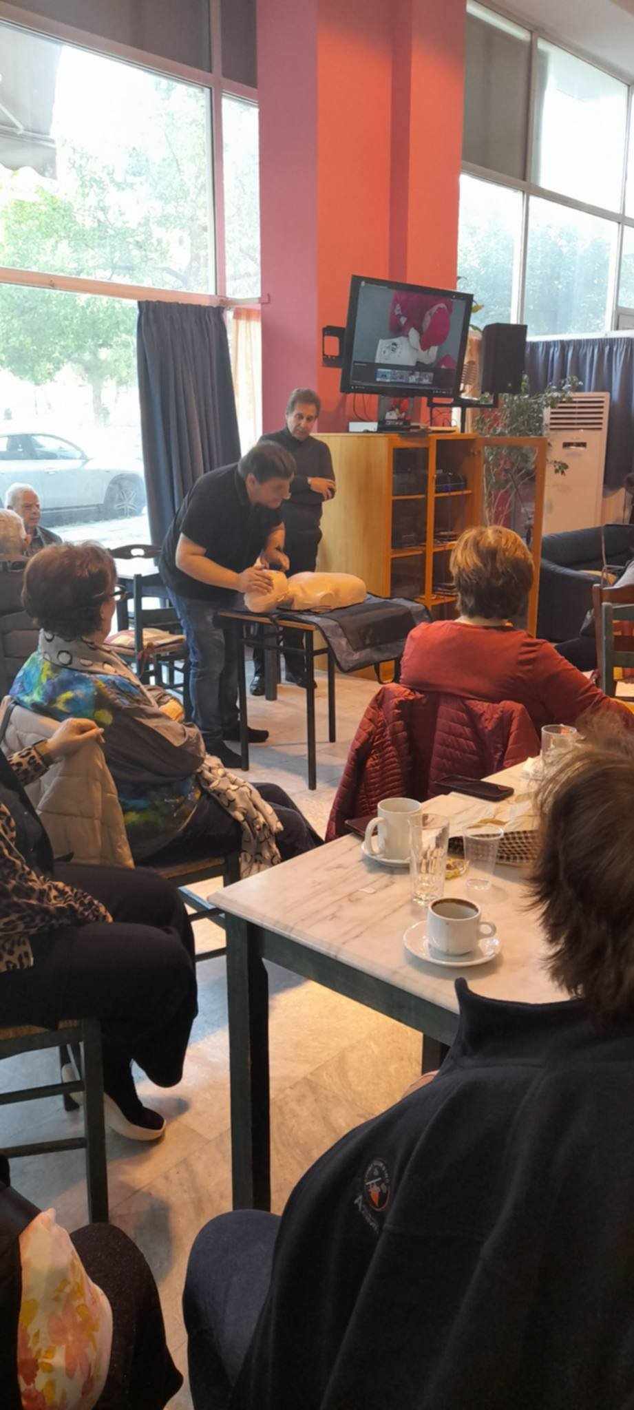 Επεκτείνεται το δίκτυο απινιδωτών στη Νέα Σμύρνη