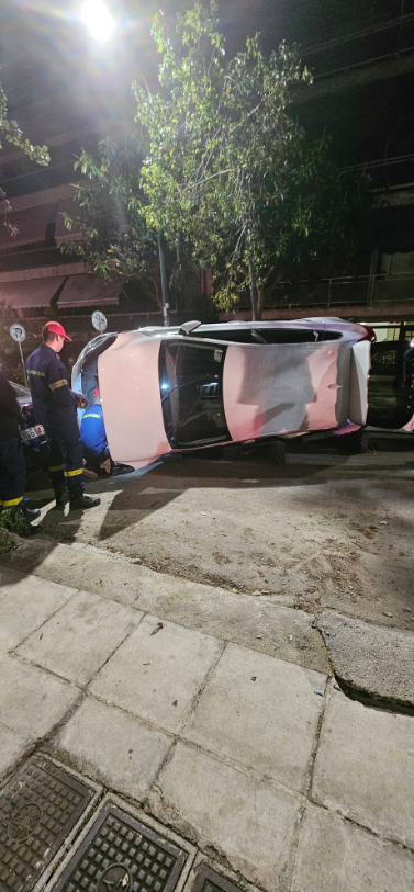 Σοβαρό Τροχαίο στη Νέα Σμύρνη: Ανατροπή Ι.Χ. τα Ξημερώματα στη Βυζαντίου