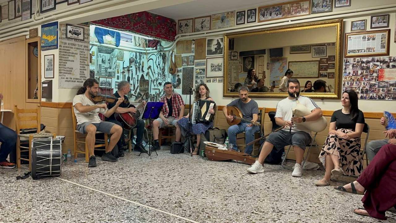 Δύο βεγγέρες γεμάτες παράδοση, μουσική και κέφι έκλεισαν τη μουσικοχορευτική χρονιά της Ένωσης Κρητών Νέας Σμύρνης